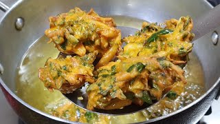 सर्दियों मे बननेवाले लछेदार आलू मेथी पकोड़ा l Aloo Methi Pakoda Recipe [upl. by Dao]