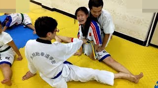 Taekwondo split training pain is the lubricant of success [upl. by Nipsirc]