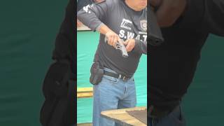 Técnicas de disparo con una mano en polígono pistola 9 mm ￼dispara poligono training [upl. by Ahsehat886]