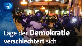 BertelsmannStudie Demokratie weltweit zunehmend unter Druck [upl. by Hendon]