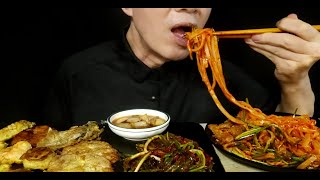 ASMR MUKBANG Assorted Pan Cakes and Spicy Handmade Noodles with Fanfried Battered Beef 모듬전과 비빔칼국수 [upl. by Oznohpla808]