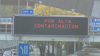 Barcelona multa con 100 euros a vehículos contaminantes [upl. by Eidlog612]