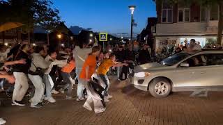 Toeterende fans vieren feest op kruising in Drachten [upl. by Pickett]