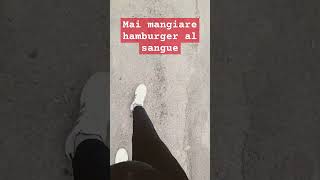 I pericoli degli hamburger al sangue food [upl. by Nillek]