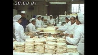 How to make a Pizza  Pizza Factory  British manufacturing  Afternoon plus  1984 [upl. by Robbie917]