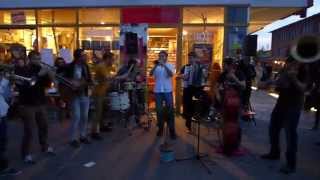 La Brass Banda  Live  Akustisch  Hanseplatte Hamburg Lattenplatz 28092014 [upl. by Berlinda587]