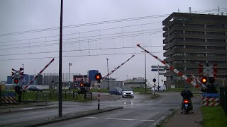 Spoorwegovergang Vlaardingen West  Dutch railroad crossing [upl. by Cottrell353]