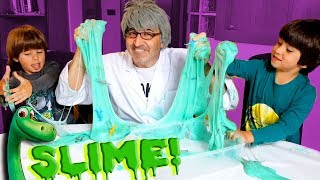 Dani y Evan intentan hacer SLIME de DINOSAURIOS con el Profesor BIZCOCHE [upl. by Yllim]