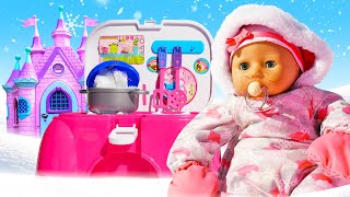 Quanta neve Giochi invernali con la bambola Annabelle Video per bambini con le bambole [upl. by Ydnik346]