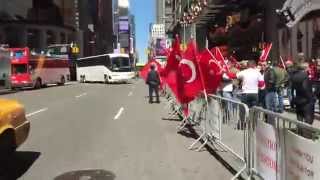 FDNY RESCUE 1 BLAZING THROUGH HEAVY TRAFFIC WITH Q SIREN amp SERIOUS AIR HORN IN MANHATTAN NYC [upl. by Annoerb629]