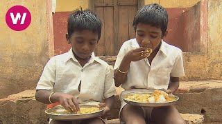 Indien  eine Großküche bereitet das Essen für Schulkinder vor [upl. by Gert]