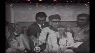 Hafeez Jalandhari in a mushaira زندگی سے نپٹ رہا ہُوں ابھی مَوت کیا ہے، مری بلا جانے [upl. by Rhiamon959]