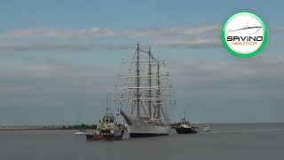 La Fragata ARA LIBERTAD regresa toda la maniobra vista desde el muelle y desde el Remolcador [upl. by Eveivenej]