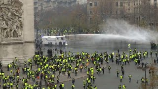 ChampsÉlysées affrontements entre policiers et quotgilets jaunesquot [upl. by Gnak]