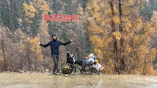 冬季騎行去西藏遇下大雪，幸虧撿到小木屋住一晚，生火取暖做飯吃 [upl. by Rora]