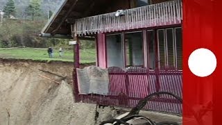 Rare phénomène naturel  une doline engloutit un étang dans un village de Bosnie [upl. by Aihgn]