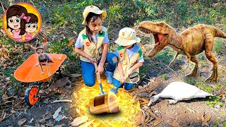 ENCONTRAMOS UN TESORO Y UN GRAN DINOSAURIO EN UN BOSQUE 😱  Las Leoncitas Kids [upl. by Alletsirhc]