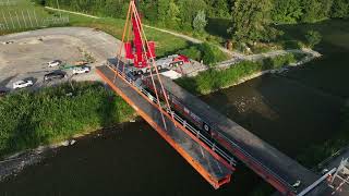 Einheben letztes Brückenelement der temporären Brücke der Bauumfahrung West [upl. by Alston]