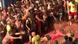 Tomatina reúne milhares de turistas na Espanha [upl. by Gipsy]