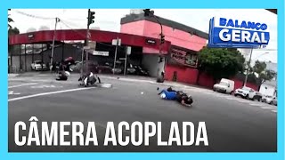 Câmera acoplada em capacete de motociclista flagra acidente entre outras duas motos em São Paulo [upl. by Anemolif845]