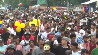 Estallan manifestaciones en Caracas en protesta por la reelección de Maduro [upl. by Nivag141]