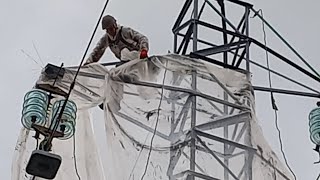 Ligne haute tension remise en peinture dun pylône sous protection en zone urbaine [upl. by Anilys859]