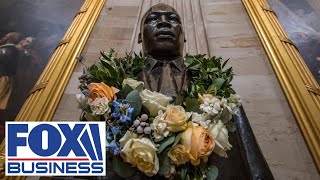 The King family lays a wreath at Martin Luther King Jrs gravesite [upl. by Anev]