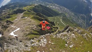 No Comment Un wingsuit révolutionnaire repousse les limites du vol humain [upl. by Nnaeirb]