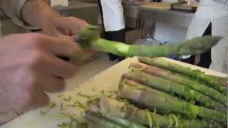 Technique de cuisine éplucher les asperges vertes  technique chef [upl. by Surtimed]