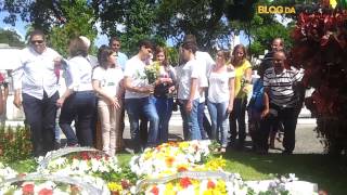 Família visita túmulo de Eduardo Campos [upl. by Prasad]