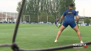 Chimy Ávila se exhibe como portero en el entrenamiento de Osasuna [upl. by Anayk744]