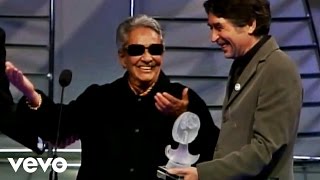 Joaquín Sabina entrega premio a Chavela Vargas En vivo [upl. by Seraphim963]