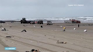 Chaos op Terschelling en Vlieland door aangespoelde containers  RTL NIEUWS [upl. by Elletnuahc]