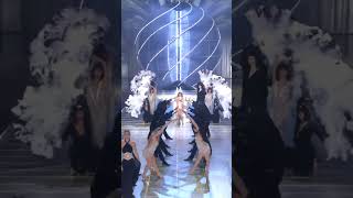 Jennifer Lopez in Riyadh on the floor جينفر لوبيز في الرياض Elie Saab fashion show [upl. by Laird]