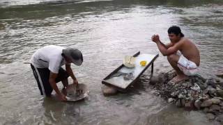 Minería artesanal en el Río Cauca [upl. by Lustig]