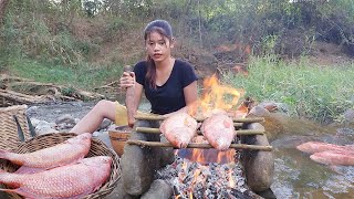 Adventure in forest Catch fish in river amp Fish grilled for dinner  Solo cooking in jungle [upl. by Lord171]