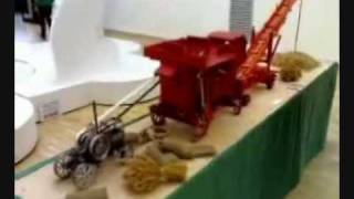 Modellino di Trebbiatrice  Model of Threshing Machine [upl. by Enedan723]