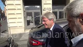 Ue Paolo Gentiloni dribbla le domande sul suo futuro arrivando alla Camera [upl. by Yllah140]