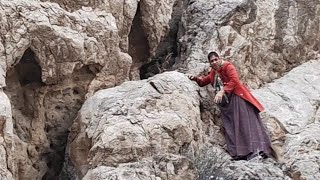 A mothers effort and sacrifice climbing the mountain for wood to save her children from the cold [upl. by Ck862]