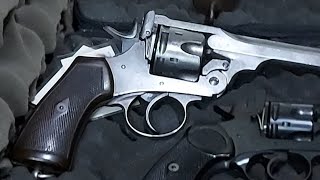 Revolver Webley [upl. by Ahsitil591]