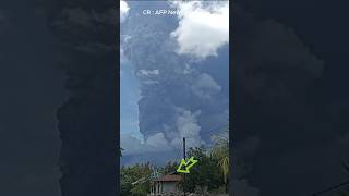 El volcán de Indonesia entró en erupción con una columna de ceniza gigante noticias shorts [upl. by Geerts]