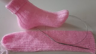 Die einfachsten Socken der Welt gleichzeitig stricken  ohne Ferse mit einer Rundstricknadel [upl. by Walcott357]