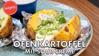 Ofenkartoffel mit Sour Creme Rezept  so einfach machst Du die leckere Baked potato [upl. by Leggat]