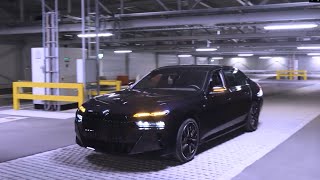 2023 BMW 750e xDrive G70 M Sportpaket fährt selbst [upl. by Aisatan503]