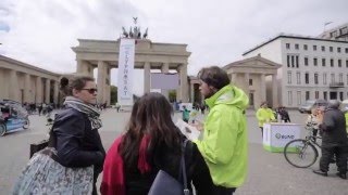 Ihre Botschaft gegen Glyphosat – Protest vor dem Brandenburger Tor [upl. by Ahsela]