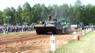 Leopard tank op pad met sleepwagen [upl. by Ahsoik]