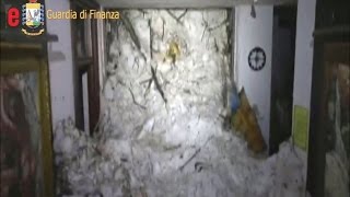 Italie les secours entrent dans l’hôtel enseveli par une avalanche [upl. by Onaicul]