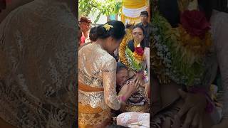 Momen haru mepamit kepada orang tua  pernikahan adat bali [upl. by Nohsid689]