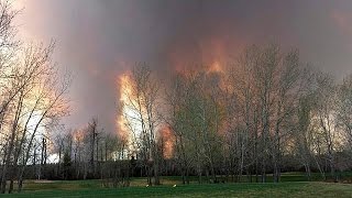 Canada evacuazione di massa per incendio a Fort McMurray [upl. by Esmerolda923]