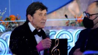 Gianni Morandi ritira il premio Lucio Dalla a Sanremo 2022 [upl. by Stevy291]